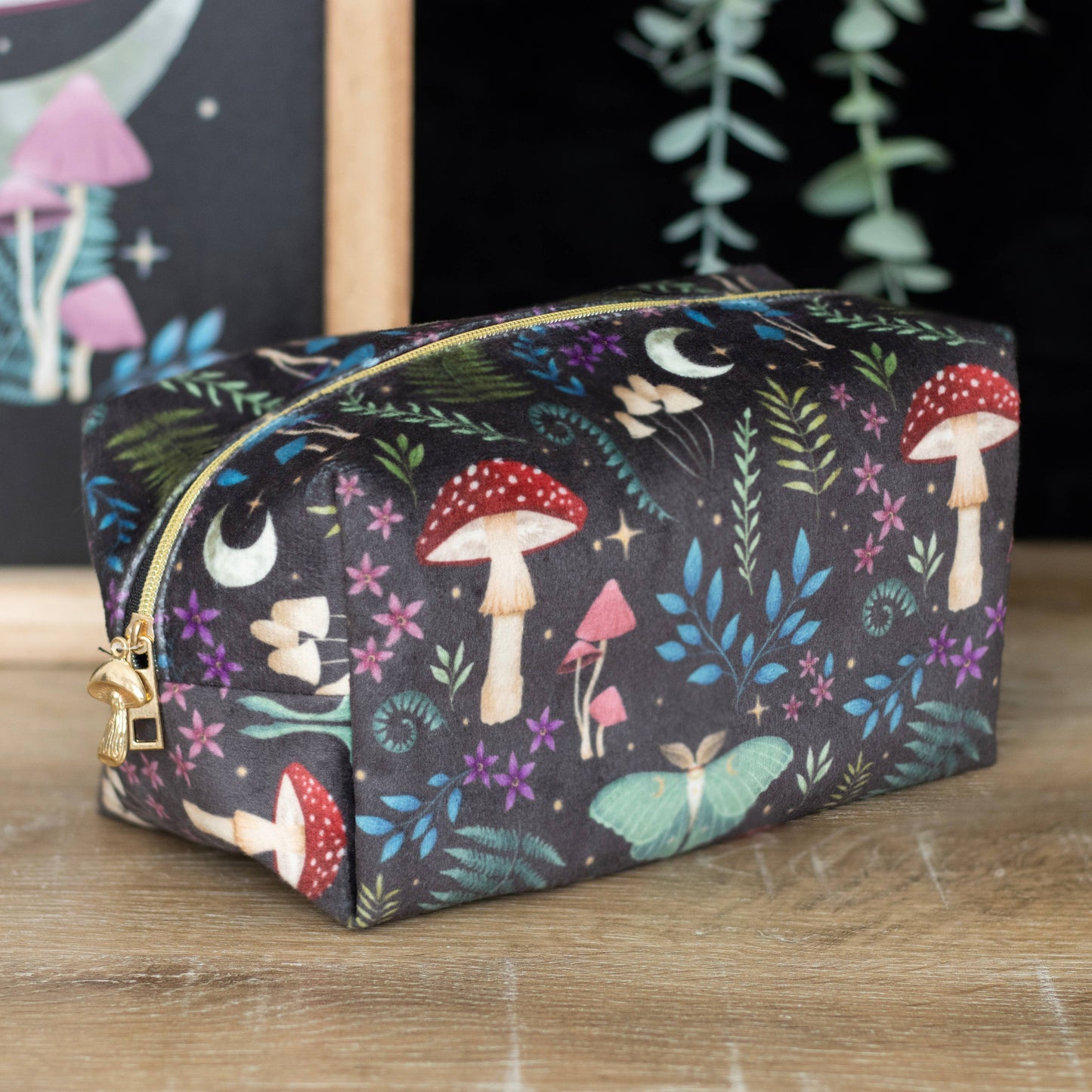 Schminktasche mit dunklem Waldmuster