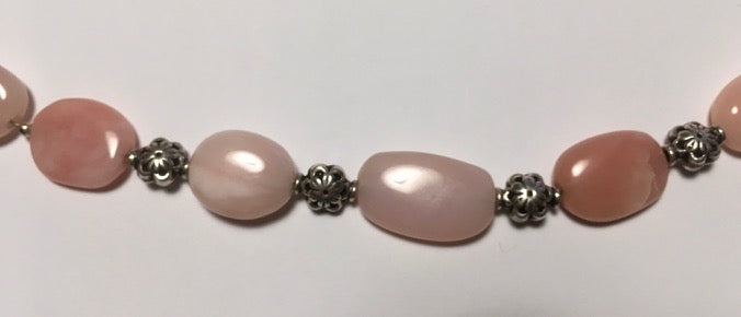 Detailaufnahme von Collier aus rosa Andenopal, kombiniert mit Silberelementen
